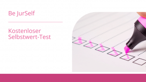 Es ist ein Selbstwert-Test in Papierform abgebildet mit markierten Kästchen, die mit einem pinken Textmarker hervorgehoben werden. Oben links steht 'Be JurSelf', darunter ist in größerer Schrift 'Kostenloser Selbstwert-Test' zu lesen.